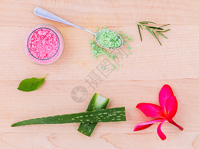 温泉成分海盐和木制桌上的草药草本植物疗法药品面具芳香肥皂治疗沙龙香气迷迭香图片