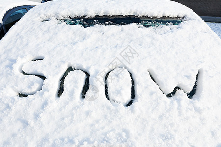 车挡风玻璃上白雪图片