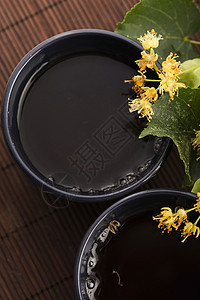 茶壶 茶壶和杯子 加上叶茶和鲜花叶子药品蓝色香气草本植物玻璃疗法保健花园治疗图片