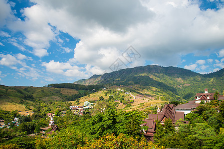 绿色绿山场地生态季节爬坡标签环境农村远足蓝色教会图片