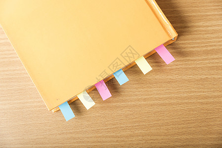 含粘贴纸条的橙色书文档学校日记笔记本学习办公室商业贴纸笔记邮政图片