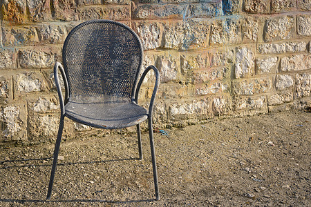 老旧椅子孤独扶手椅座位房间红色装潢垃圾阴影家具木头图片