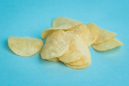 微型马铃薯片土豆芯片宏观油炸盐渍蓝色食物零食小吃筹码图片