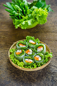 新鲜春卷草本植物食物小吃面条午餐绿色辣椒盘子美食挂面图片