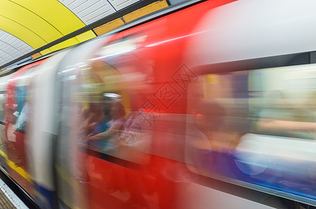 英国伦敦快速移动的地下列车画面模糊图片
