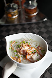 与Crispy Pork的泰国面条汤肉汤猪肉油炸饮食蔬菜拉面用餐香葱白色美食图片