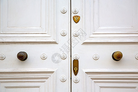 红色铜钉和光亮的黄铜制铜甲建筑学入口装饰品门把手文化艺术戒指安全古董房子图片