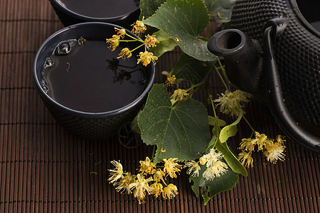 茶壶 茶壶和杯子 加上叶茶和鲜花草本植物保健卫生疗法植物芳香治疗花朵玻璃天空图片