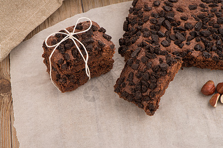 榛子蛋糕美味巧克力巧克力蛋糕坚果糕点榛子巧克力桌子美食甜点烹饪正方形蛋糕背景