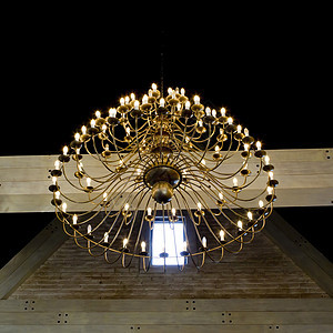 古老的青铜钱迪埃在酒店挂着塞林调子灯泡微光枝形舞厅玻璃蜡烛阴影绳索壁灯图片