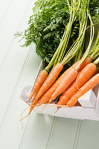 木制桌上的胡萝卜木板盒子营养白色水平农场绿色植物蔬菜木头图片