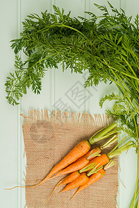 木制桌上的胡萝卜水平白色生态植物橙子蔬菜营养木板绿色木头图片