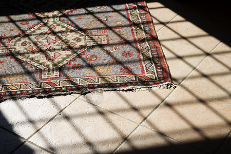 家中的东方地毯羊毛挂毯小地毯手工古董艺术纺织品红色地面图片