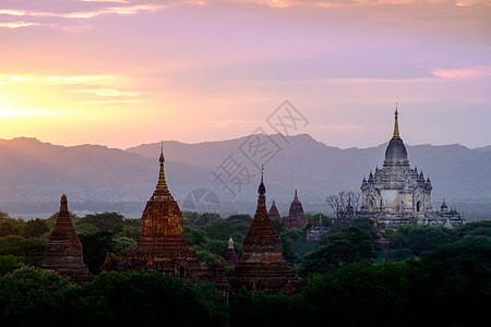 曼巴精神巴加 有寺庙轮影的多彩日落风景背景