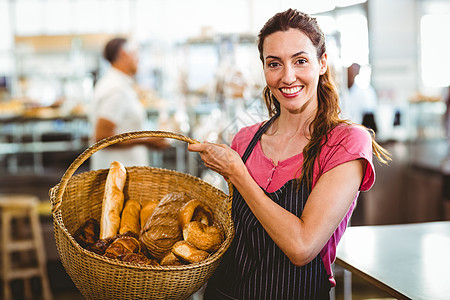 漂亮的女服务员携带一篮面包女性店铺咖啡馆食物职员职业微笑快乐服务食堂图片