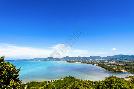 观察泰国普吉的海空和旅游城镇帆船支撑码头风景海岸天空热带巡航旅行海岸线图片