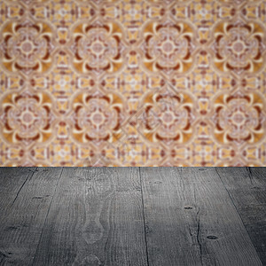 木桌顶壁和模糊的旧式瓷瓷瓷瓷砖墙制品广告马赛克展示陶瓷古董正方形桌子木头架子图片