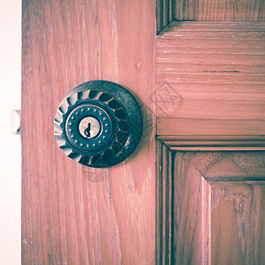门把手和密钥洞金子合金金属安全出口锁孔隐私木头钥匙白色背景图片