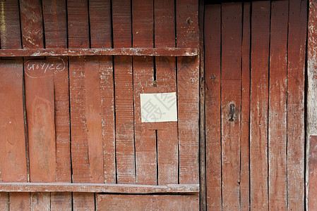 关上门 用木制的木头古董入口安全出口白色背景图片