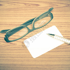 带眼镜的大忙车卡和笔杯子信封咖啡食物电脑键盘品牌卡片办公室商业图片