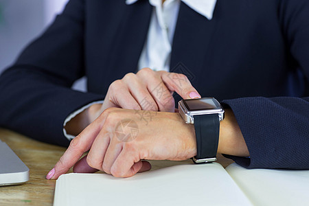 女商务人士在办公桌用她的智慧手表职场移动计算设备女性智能职业人士商业桌子图片
