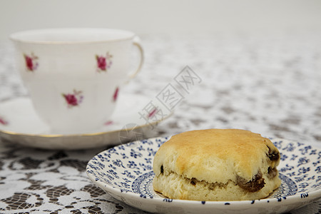 英式下午茶与老茶杯 萨瑟和Scones在英语热饮饮食模式桌布水平食物植物群飞碟图片