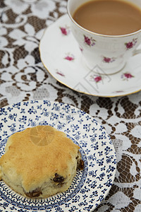 英式下午茶与老茶杯 萨瑟和Scones在桌布饮食英语飞碟食物植物群热饮模式图片