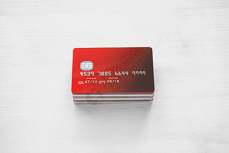 白木桌上的一张信用卡堆叠银行业金融财政水平财富引脚桌子芯片背景图片