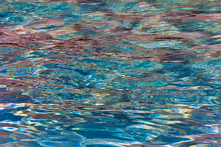 泳池水面的彩色光线照亮了游泳运动背景蓝晶海浪强光粉色图片