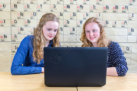 天猫闺蜜节元素两个十几岁的女孩 在化学课上看电脑课程背景