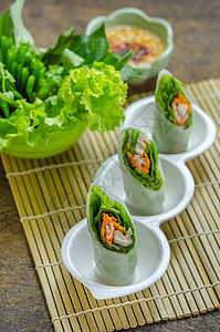 新鲜春卷猪肉绿色草本植物黄瓜午餐挂面食物白色盘子蔬菜图片