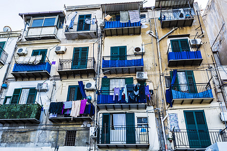 在意大利巴勒莫建造有窗户和阳台的外部建筑结构公寓移民城市生活住宅区贫困建筑学场景状况图片