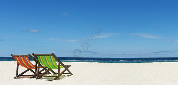 沙滩椅在海边沙子上 夏季时间概念图片