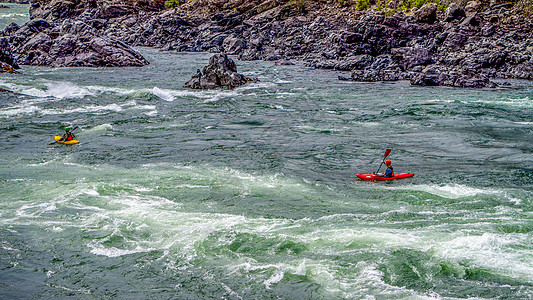 白水穿透弗雷泽峡谷运动危险皮艇激流海浪溪流荒野活力团队速度图片
