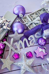 圣诞节背景礼物装饰饰品时间小玩意儿丝带紫色礼品蜡烛包装图片