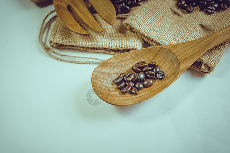 咖啡豆木勺和麻袋表面的叉子粮食咖啡麻布木头勺子解雇食物美食棕色图片