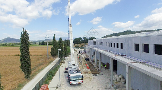 使用起重机工作的建筑工地项目蓝色房子城市建筑学工程生长水泥框架天空图片