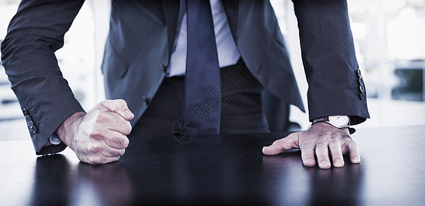 愤怒的商务人士打翻桌子男性烦躁领带公司人士办公室夹克职场套装商务图片