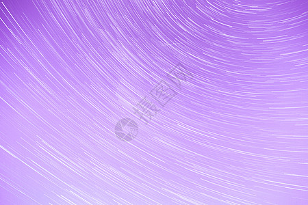星轨与玩偶天条纹紫色天空星迹白色线条背景图片