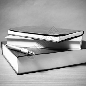 笔记和黑白颜色调色风格戒指杂志商业记事本图书木头蓝色文档桌子软垫图片