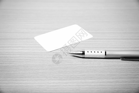 名片和笔黑白色调音风格呼唤喷泉信封黑色笔记白色卡片商业办公室木头图片