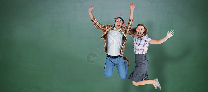 课堂举手怪怪的时装狂欢喜笑地跳动活力快乐女性黑板检查跳跃衬衫绘图极客夹克背景