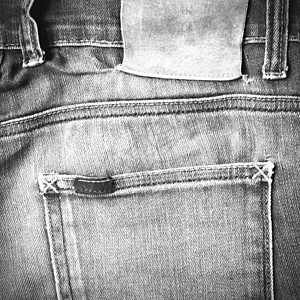 Jean裤子上的标签 黑白音调颜色样式皮革接缝牛仔裤服饰衣服纺织品材料牛仔布黄色框架图片