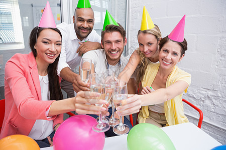 以香槟为敬酒的零星商业团队玻璃气球男性休闲女性欣快感混血奢华胜利气泡图片