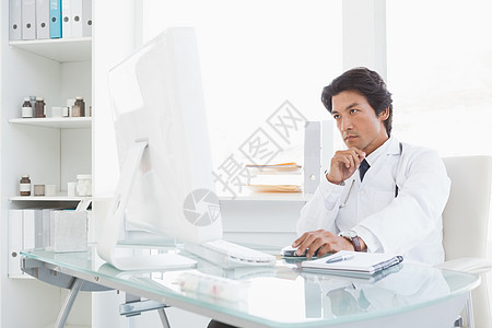 使用计算机的重病医生技术外科服务键盘电脑显示器从业者电脑考场老鼠诊所图片