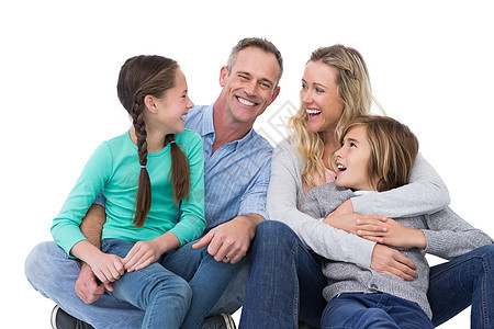 坐在地上一个微笑的家庭的肖像女儿快乐母亲童年儿子父亲孩子互动沟通女性图片
