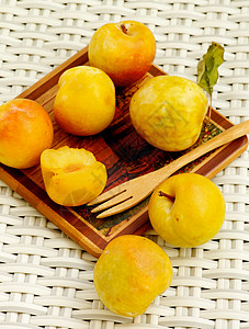 黄块饮食食物乡村全身素食横截面橙子水果木板黄色图片