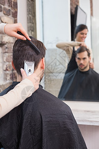 帅哥修剪发型短发美发造型师沙龙理发师男人客户头发梳子男性图片