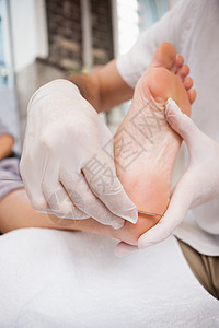 使用手术刀的沙龙工人指甲奢华死皮水疗服务中心按摩足部修脚修脚师图片
