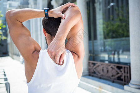 运动员手臂伸展的近视男性运动服拉伸竞技手表都市调子身体城市建筑图片